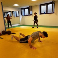 coach qui fait des burpees
